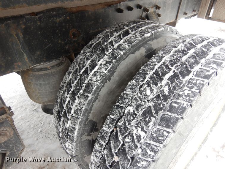 image for item DF8332 2006 Peterbilt 335  flatbed truck