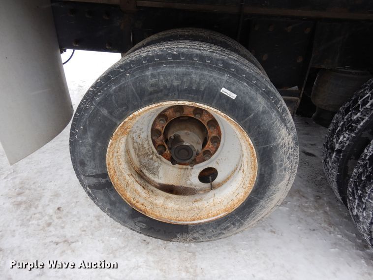 image for item DF8332 2006 Peterbilt 335  flatbed truck