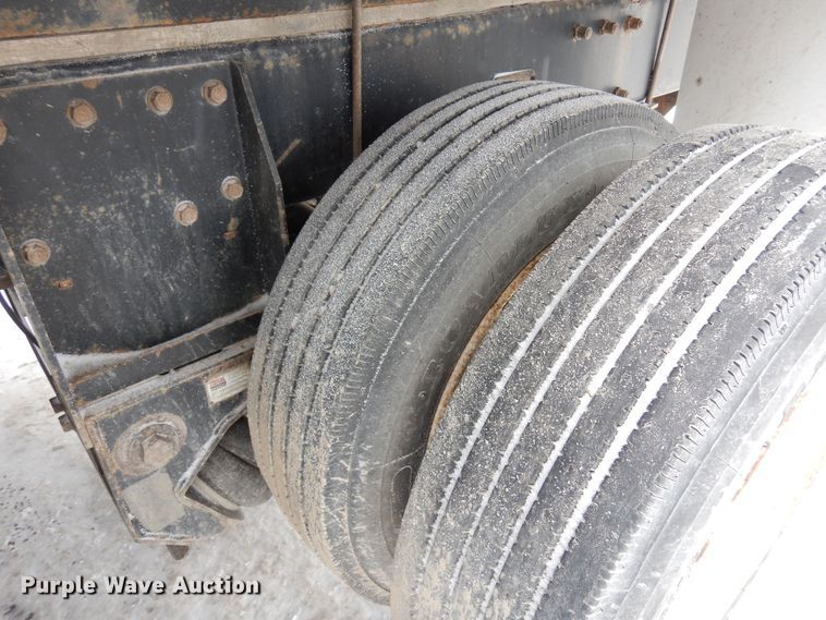 image for item DF8332 2006 Peterbilt 335  flatbed truck