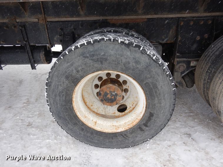 image for item DF8332 2006 Peterbilt 335  flatbed truck