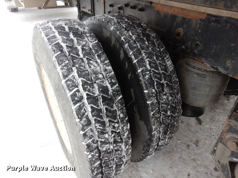 image for item DF8332 2006 Peterbilt 335  flatbed truck