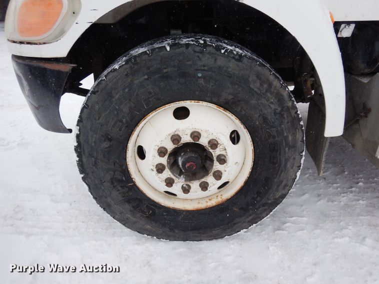 image for item DF8332 2006 Peterbilt 335  flatbed truck