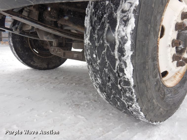 image for item DF8332 2006 Peterbilt 335  flatbed truck