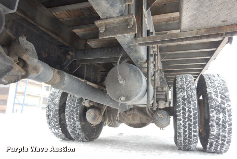 image for item DF8332 2006 Peterbilt 335  flatbed truck