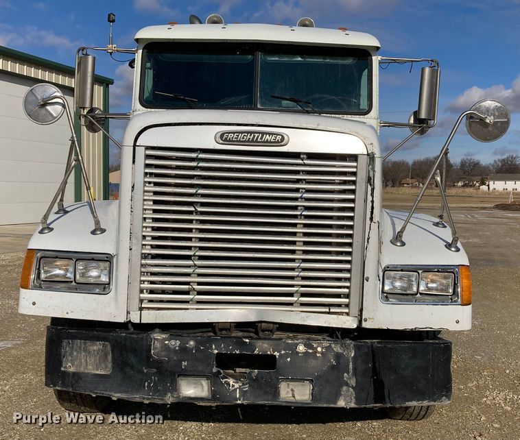 image for item DJ6135 2000 Freightliner FLD  semi truck