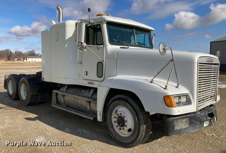 image for item DJ6135 2000 Freightliner FLD  semi truck