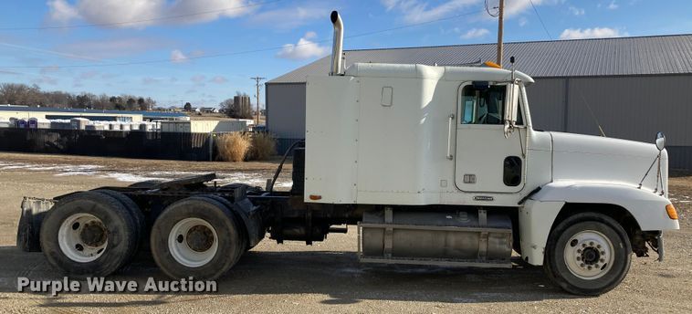 image for item DJ6135 2000 Freightliner FLD  semi truck