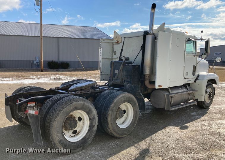 image for item DJ6135 2000 Freightliner FLD  semi truck