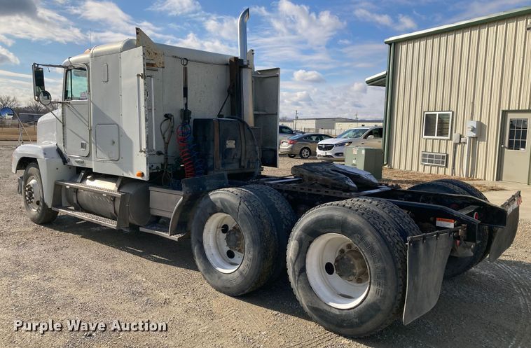 image for item DJ6135 2000 Freightliner FLD  semi truck