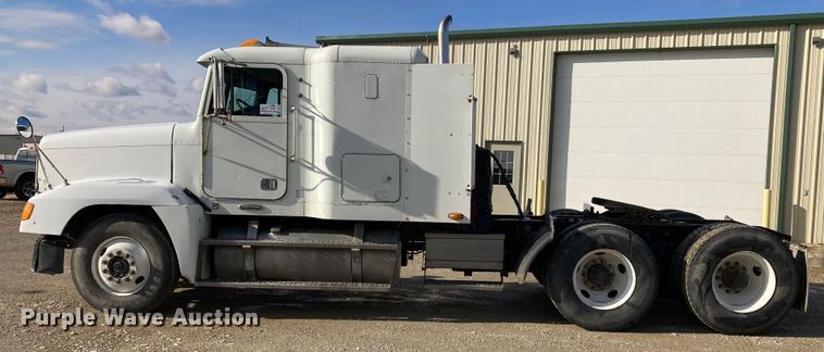 image for item DJ6135 2000 Freightliner FLD  semi truck