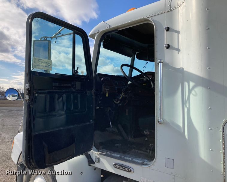 image for item DJ6135 2000 Freightliner FLD  semi truck