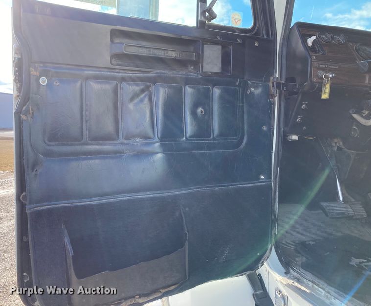 image for item DJ6135 2000 Freightliner FLD  semi truck