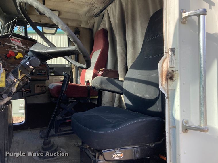 image for item DJ6135 2000 Freightliner FLD  semi truck