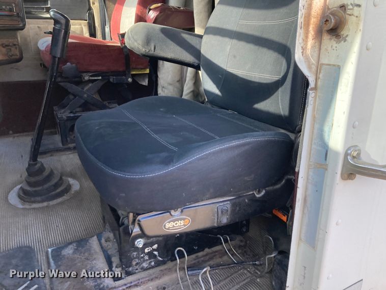 image for item DJ6135 2000 Freightliner FLD  semi truck