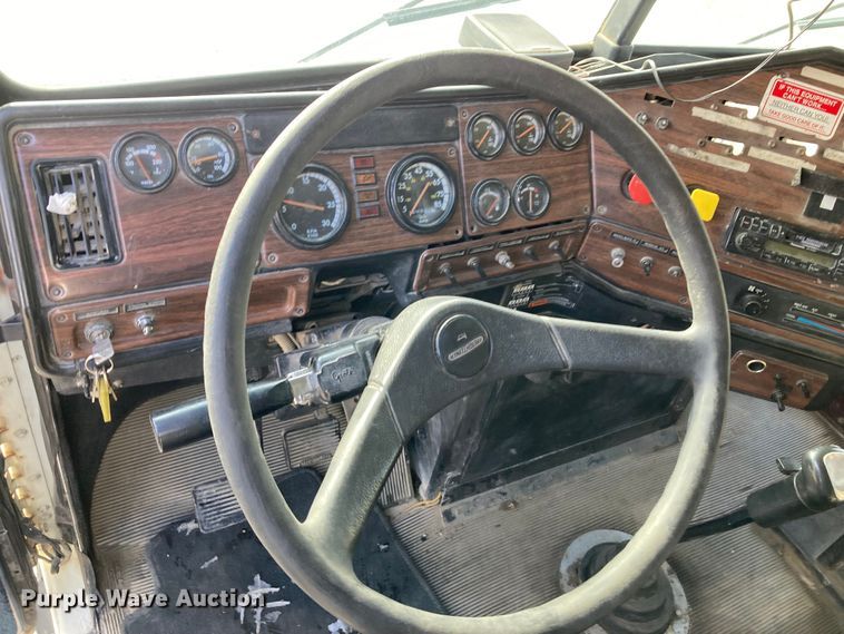 image for item DJ6135 2000 Freightliner FLD  semi truck