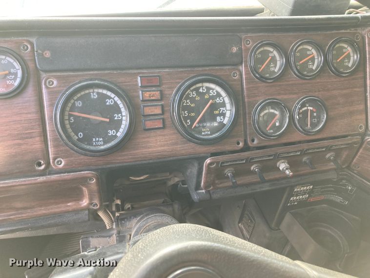 image for item DJ6135 2000 Freightliner FLD  semi truck