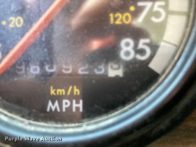 image for item DJ6135 2000 Freightliner FLD  semi truck