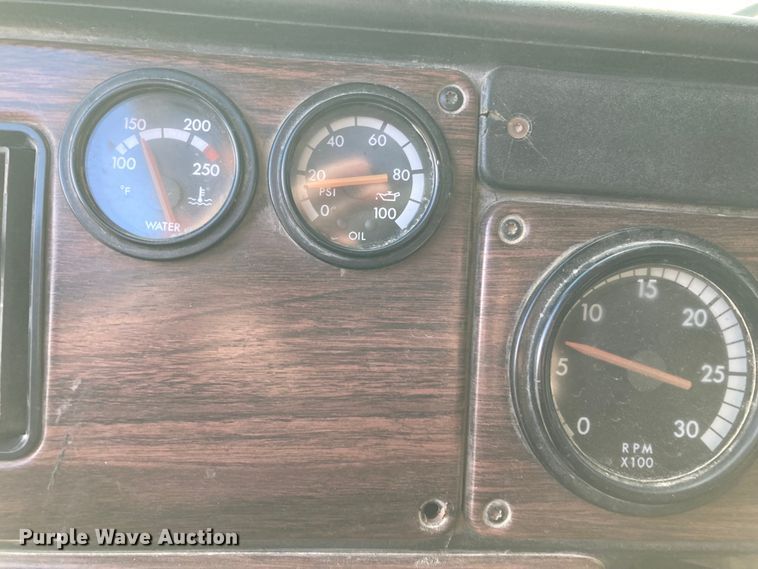 image for item DJ6135 2000 Freightliner FLD  semi truck