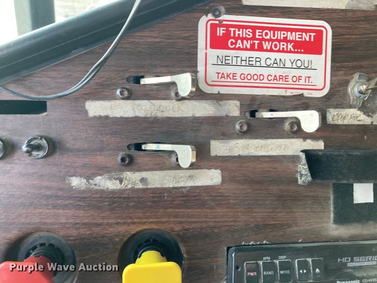 image for item DJ6135 2000 Freightliner FLD  semi truck