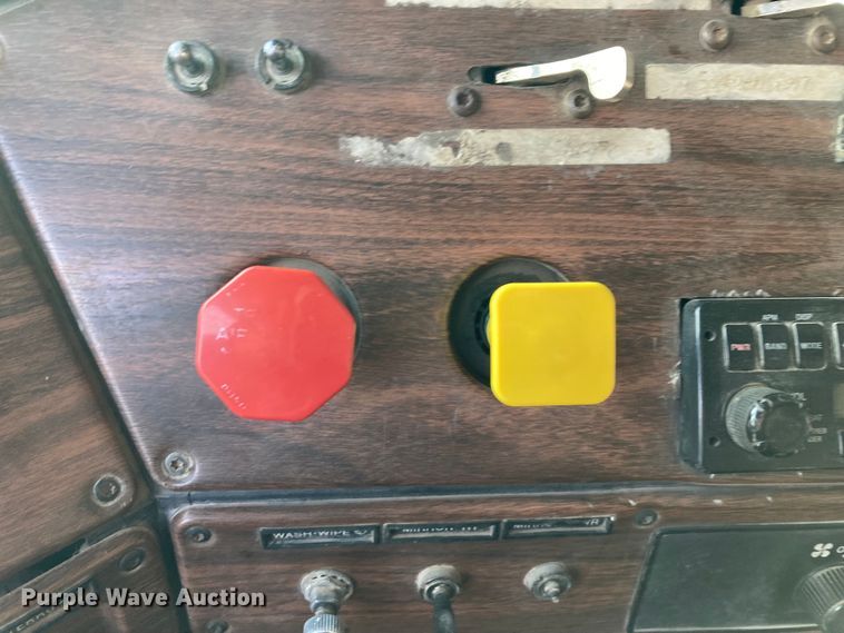 image for item DJ6135 2000 Freightliner FLD  semi truck