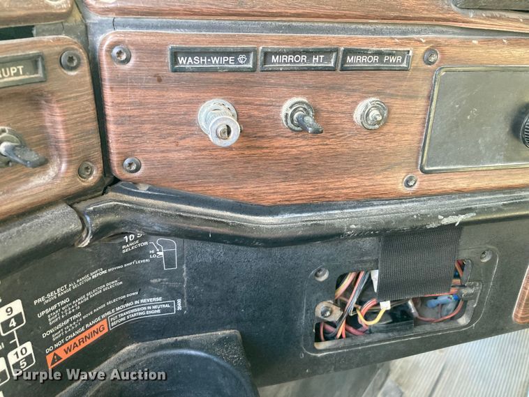 image for item DJ6135 2000 Freightliner FLD  semi truck