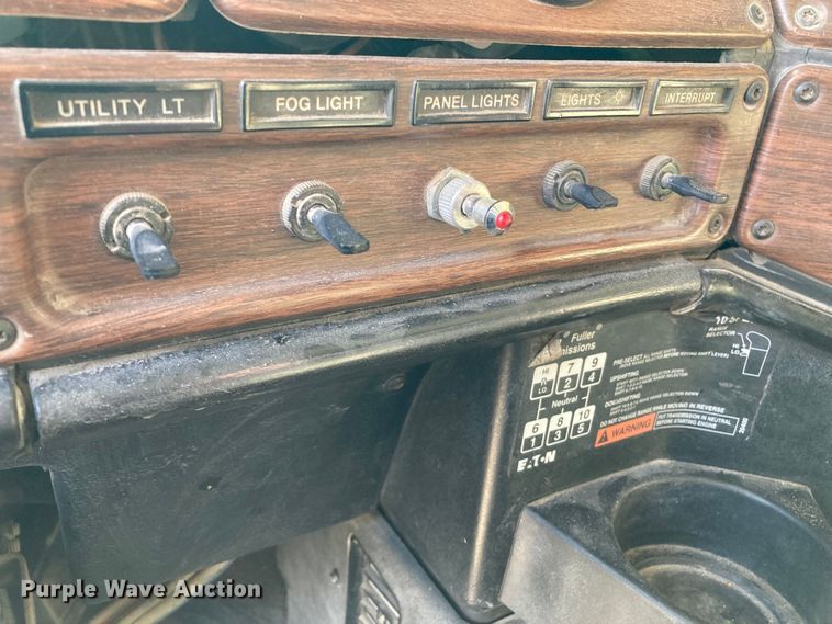 image for item DJ6135 2000 Freightliner FLD  semi truck