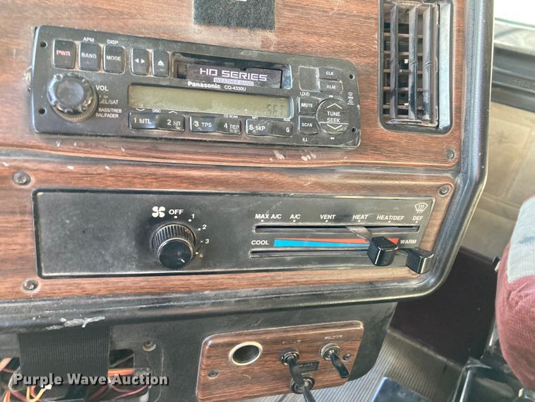 image for item DJ6135 2000 Freightliner FLD  semi truck