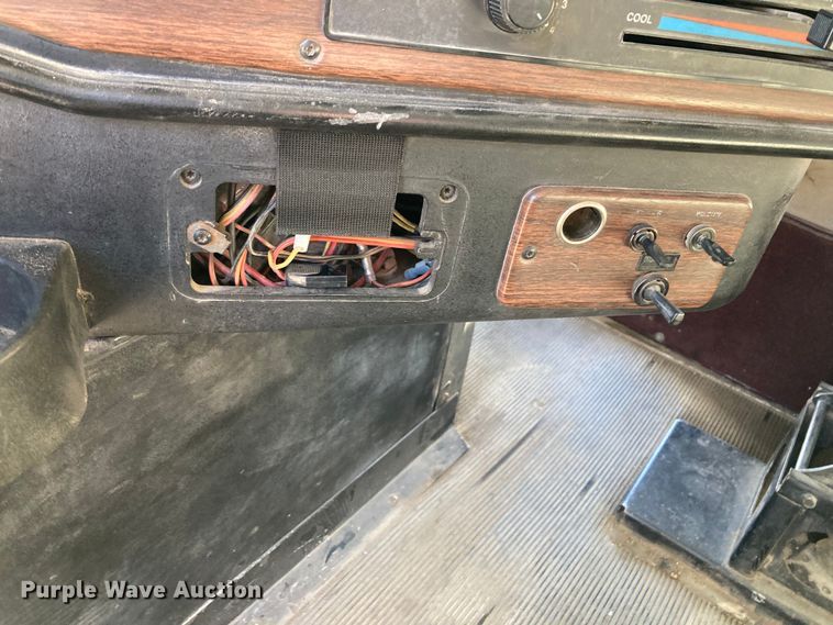 image for item DJ6135 2000 Freightliner FLD  semi truck