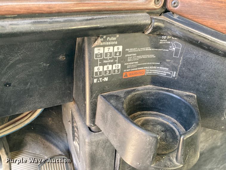 image for item DJ6135 2000 Freightliner FLD  semi truck