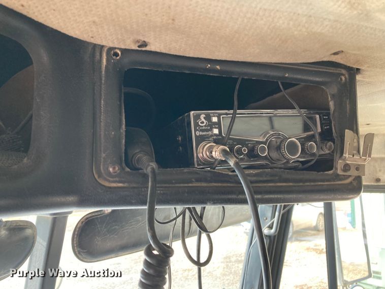 image for item DJ6135 2000 Freightliner FLD  semi truck