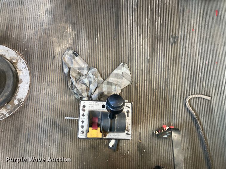 image for item DJ6135 2000 Freightliner FLD  semi truck