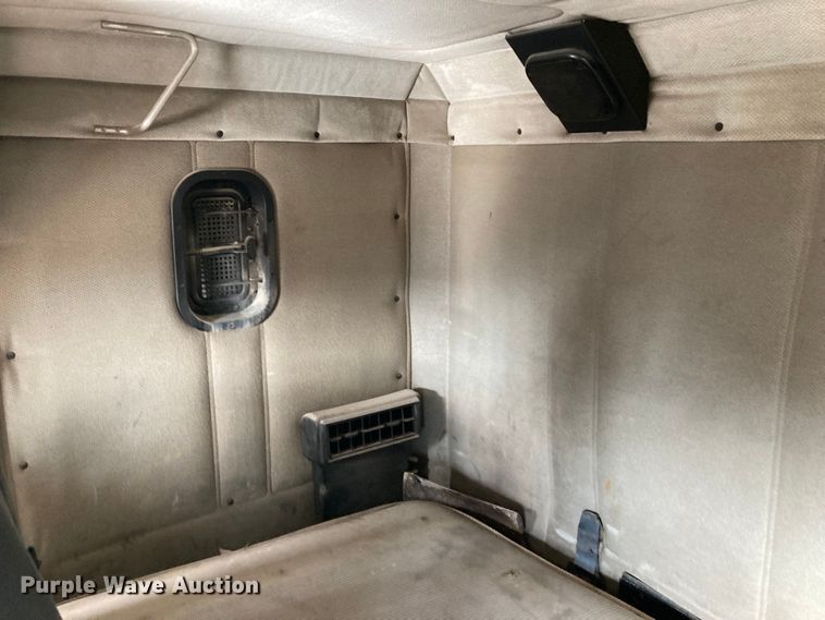 image for item DJ6135 2000 Freightliner FLD  semi truck