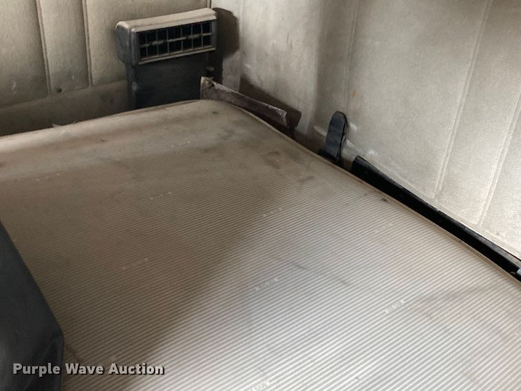 image for item DJ6135 2000 Freightliner FLD  semi truck