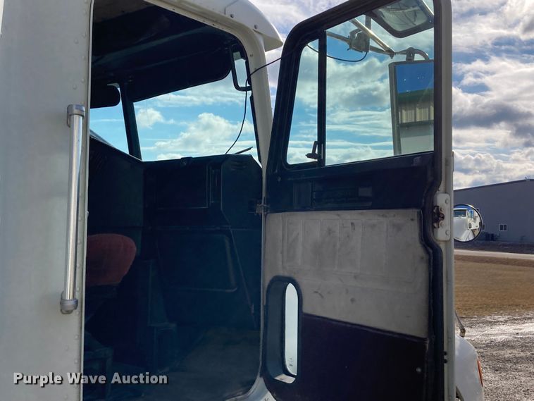 image for item DJ6135 2000 Freightliner FLD  semi truck