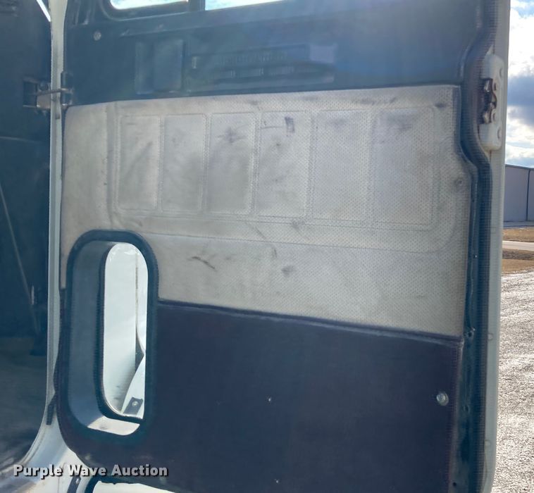 image for item DJ6135 2000 Freightliner FLD  semi truck