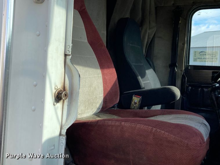 image for item DJ6135 2000 Freightliner FLD  semi truck