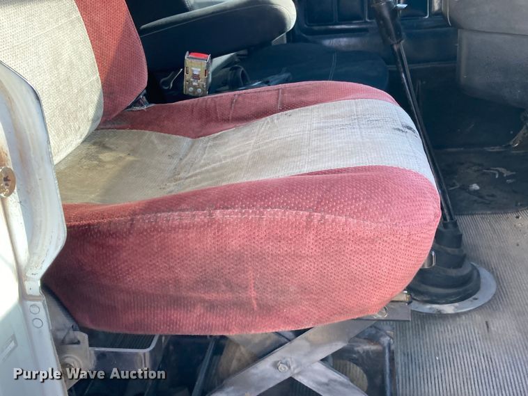 image for item DJ6135 2000 Freightliner FLD  semi truck