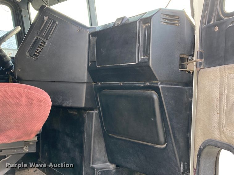 image for item DJ6135 2000 Freightliner FLD  semi truck