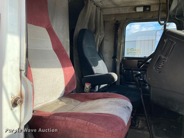 image for item DJ6135 2000 Freightliner FLD  semi truck