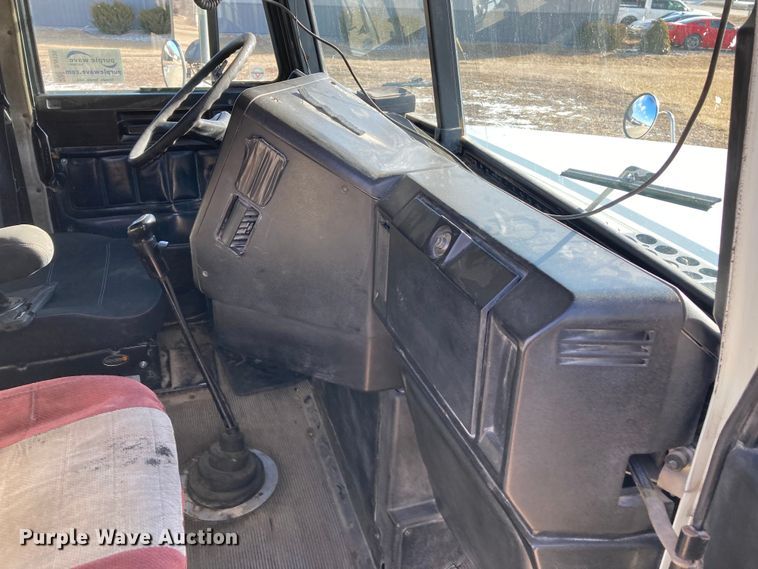 image for item DJ6135 2000 Freightliner FLD  semi truck