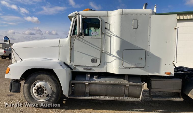 image for item DJ6135 2000 Freightliner FLD  semi truck