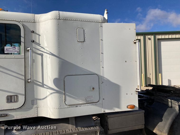 image for item DJ6135 2000 Freightliner FLD  semi truck