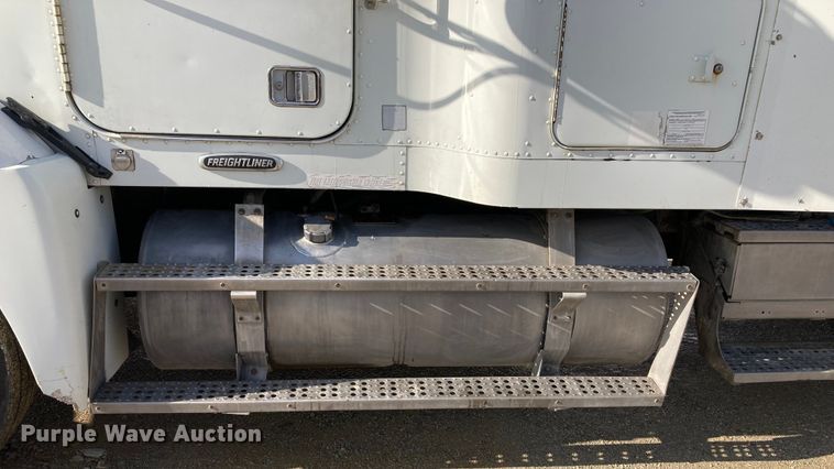 image for item DJ6135 2000 Freightliner FLD  semi truck