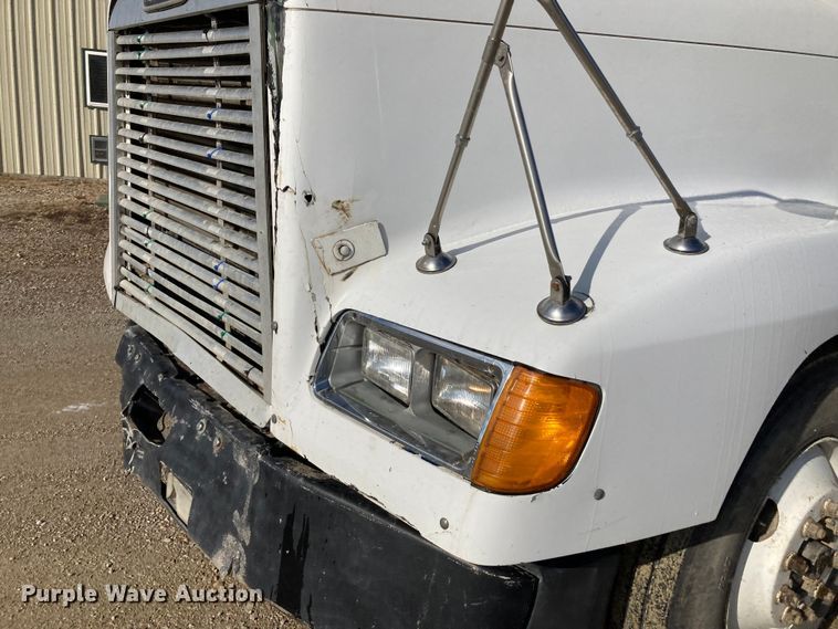 image for item DJ6135 2000 Freightliner FLD  semi truck