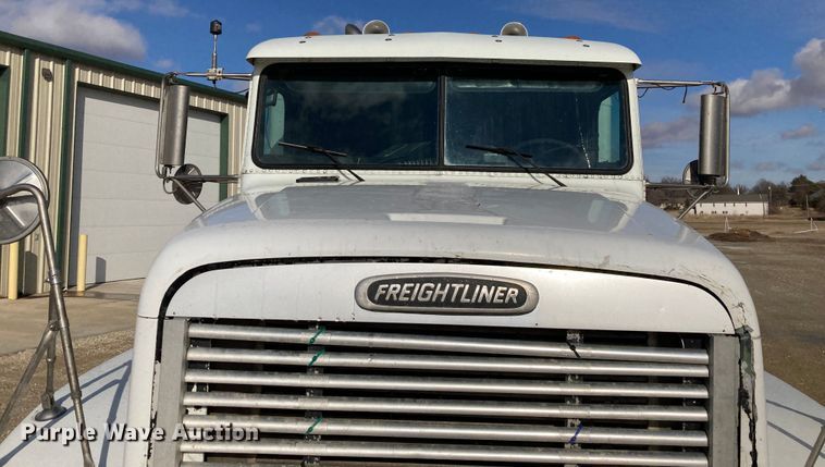 image for item DJ6135 2000 Freightliner FLD  semi truck