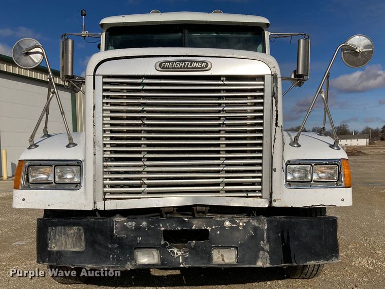 image for item DJ6135 2000 Freightliner FLD  semi truck