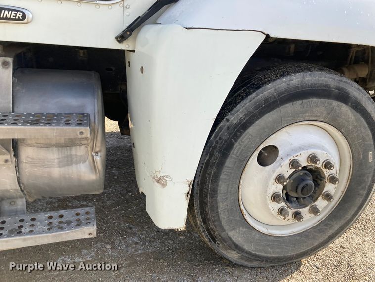 image for item DJ6135 2000 Freightliner FLD  semi truck