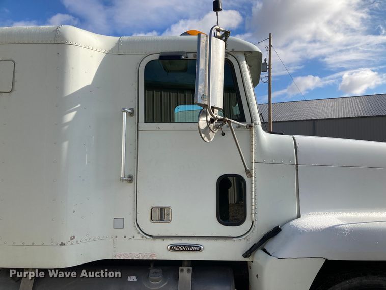 image for item DJ6135 2000 Freightliner FLD  semi truck