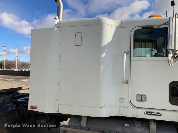 image for item DJ6135 2000 Freightliner FLD  semi truck