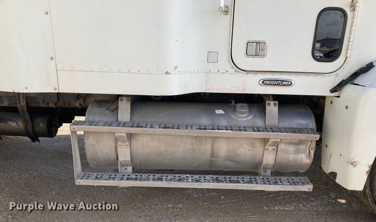 image for item DJ6135 2000 Freightliner FLD  semi truck